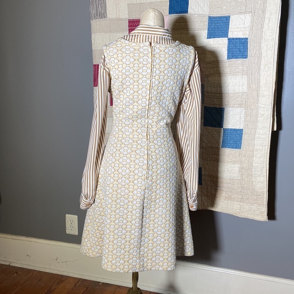 1960s Vintage Daisy Print Pinafore Dress - Picture 3 of 7